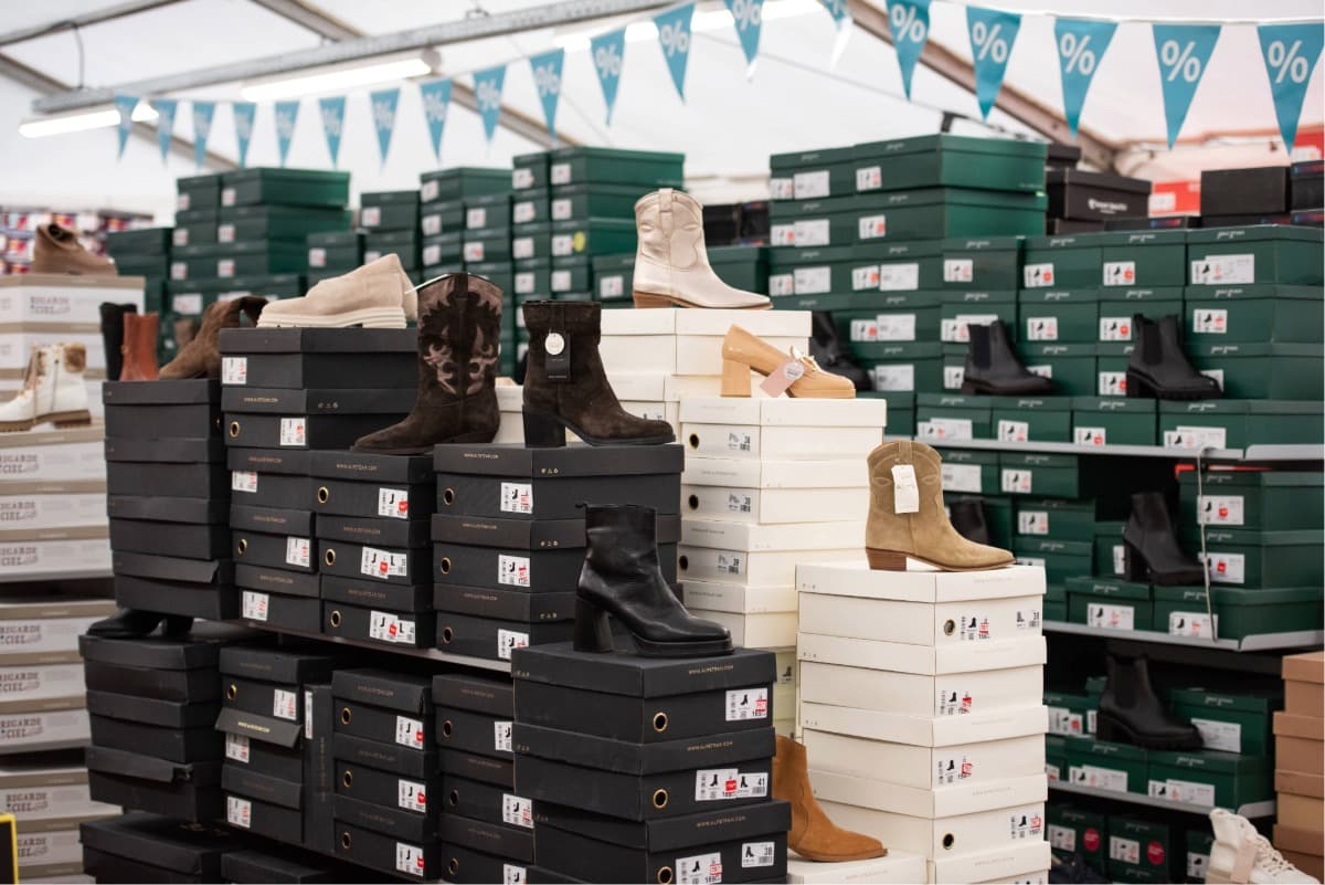 Kienast-Unternehmensgrupper-Lagerverkauf-Schuhe