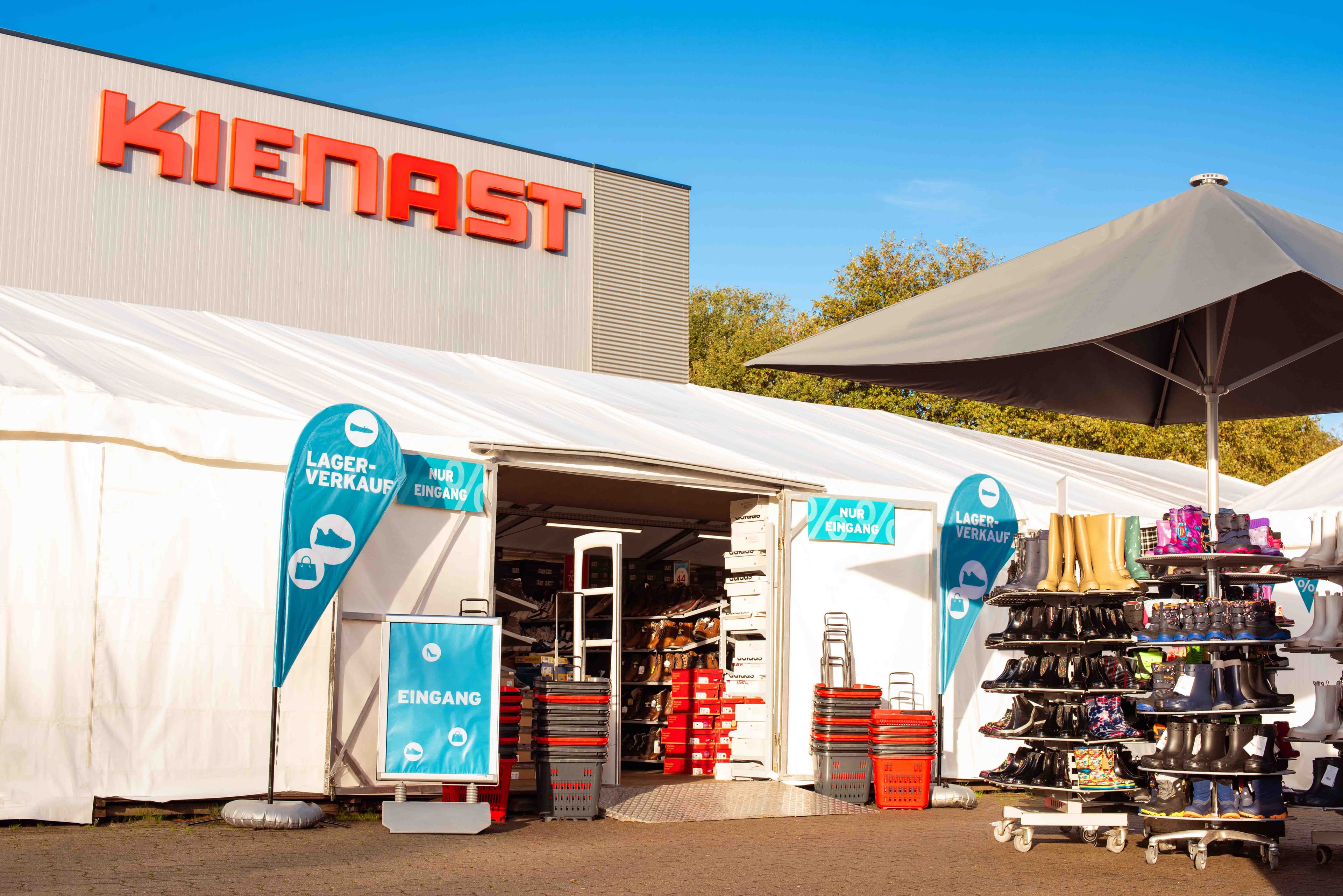 Lagerverkauf Eingang mit Kienast Logo im Hintergrund