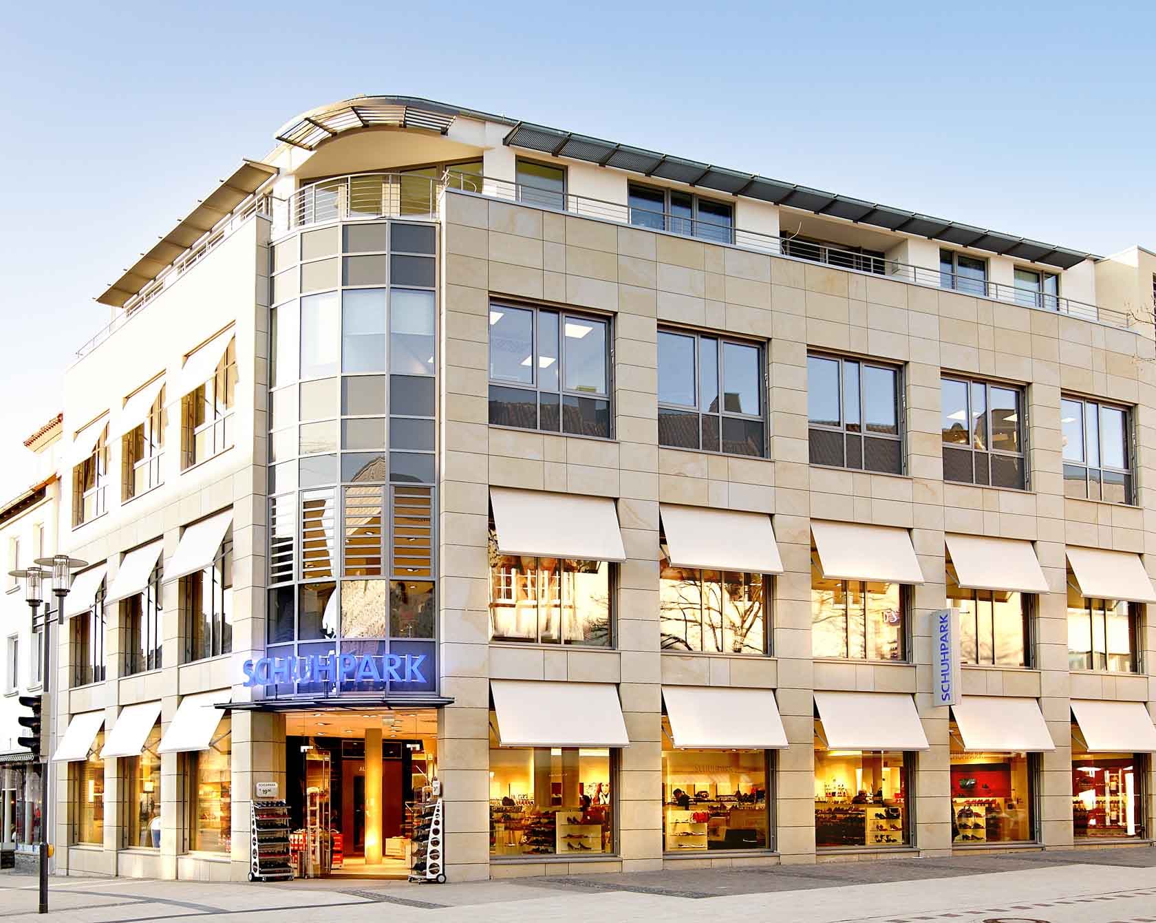 Eine Schuhpark Filiale von außen in Detmold